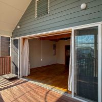 三鷹市上連雀の賃貸物件/2階：懐が深いため、夏場は室内に直射日光が入りにくいつくり。外に水栓もついています