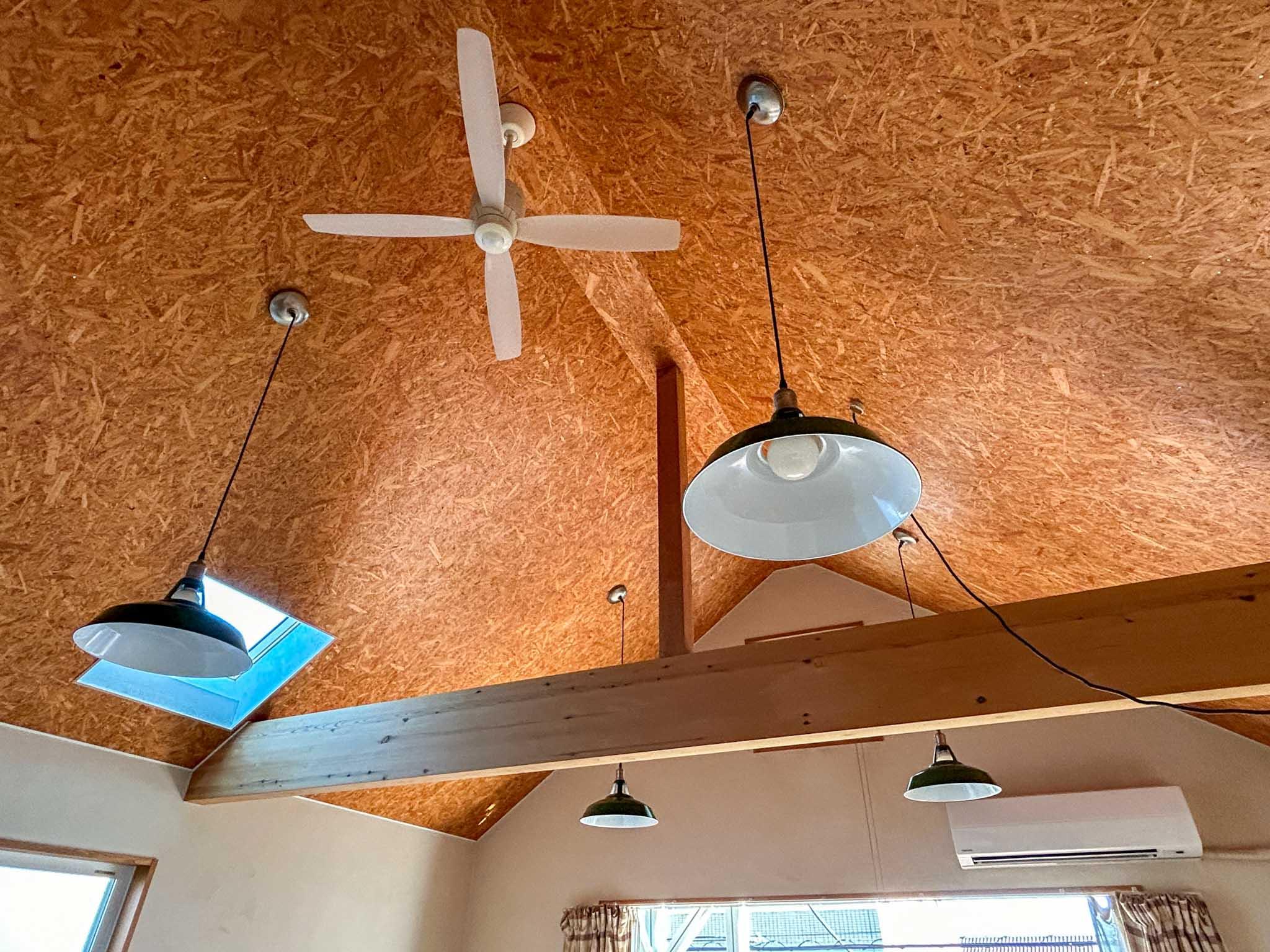 三鷹市上連雀の賃貸物件/2階：OSB合板張りの天井は高いです