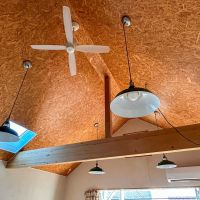 三鷹市上連雀の賃貸物件/2階：OSB合板張りの天井は高いです