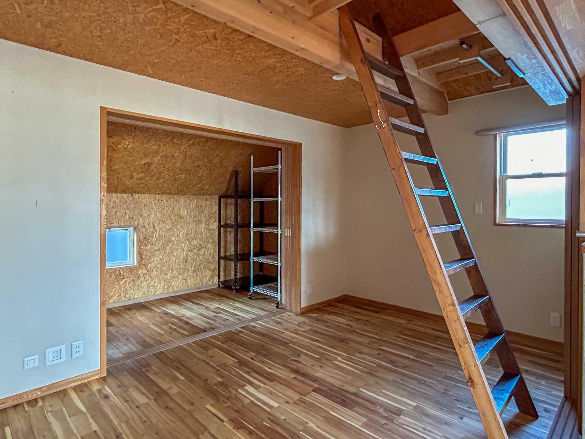 三鷹市上連雀の賃貸物件/2階：南北に3つに分かれたスペースの真ん中。ここからロフトに上がれます