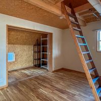 三鷹市上連雀の賃貸物件/2階：南北に3つに分かれたスペースの真ん中。ここからロフトに上がれます