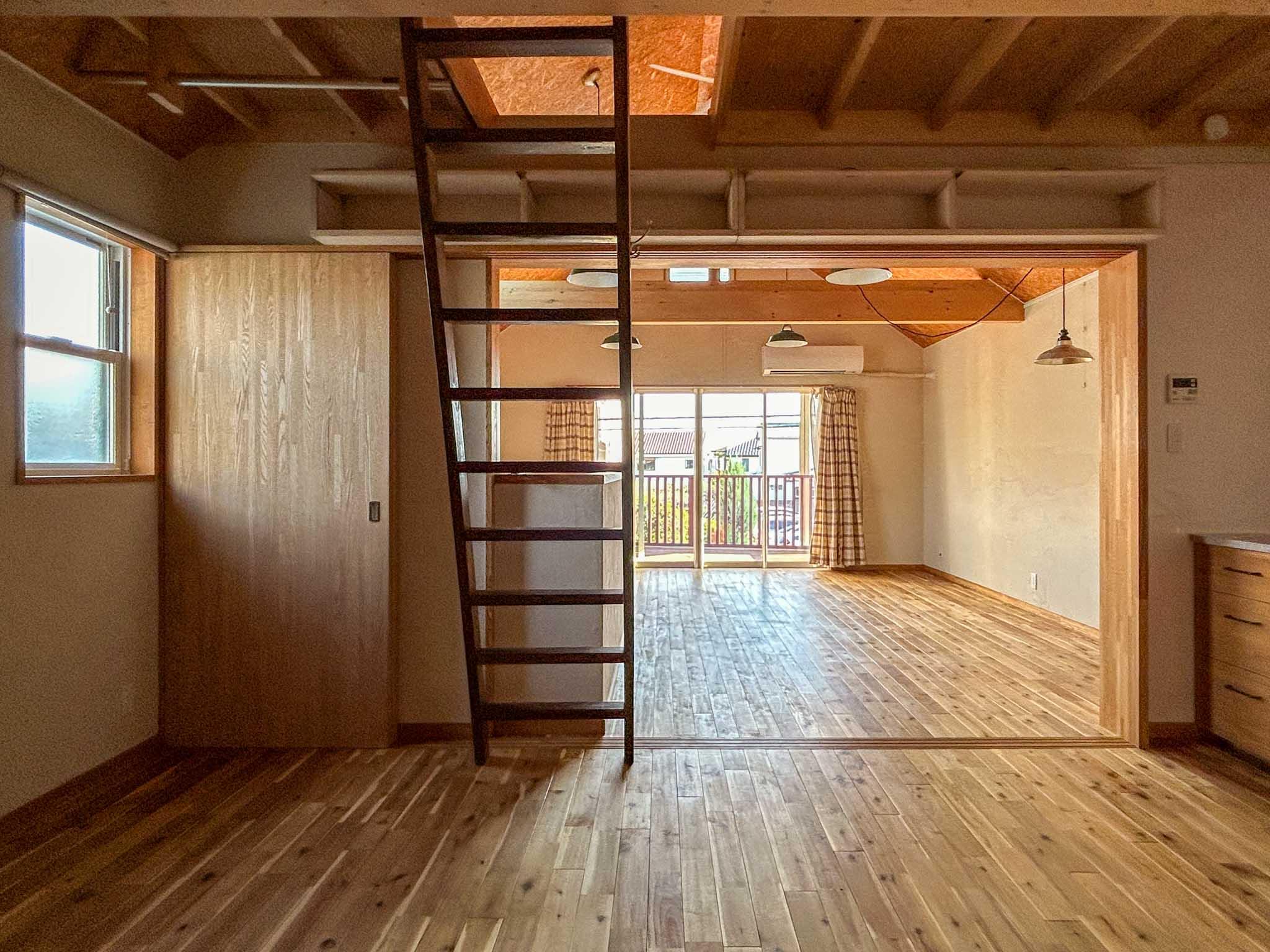 三鷹市上連雀の賃貸物件/2階：南側をみる。引き戸の上にも収納があります