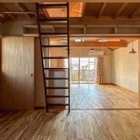 三鷹市上連雀の賃貸物件/2階：南側をみる。引き戸の上にも収納があります