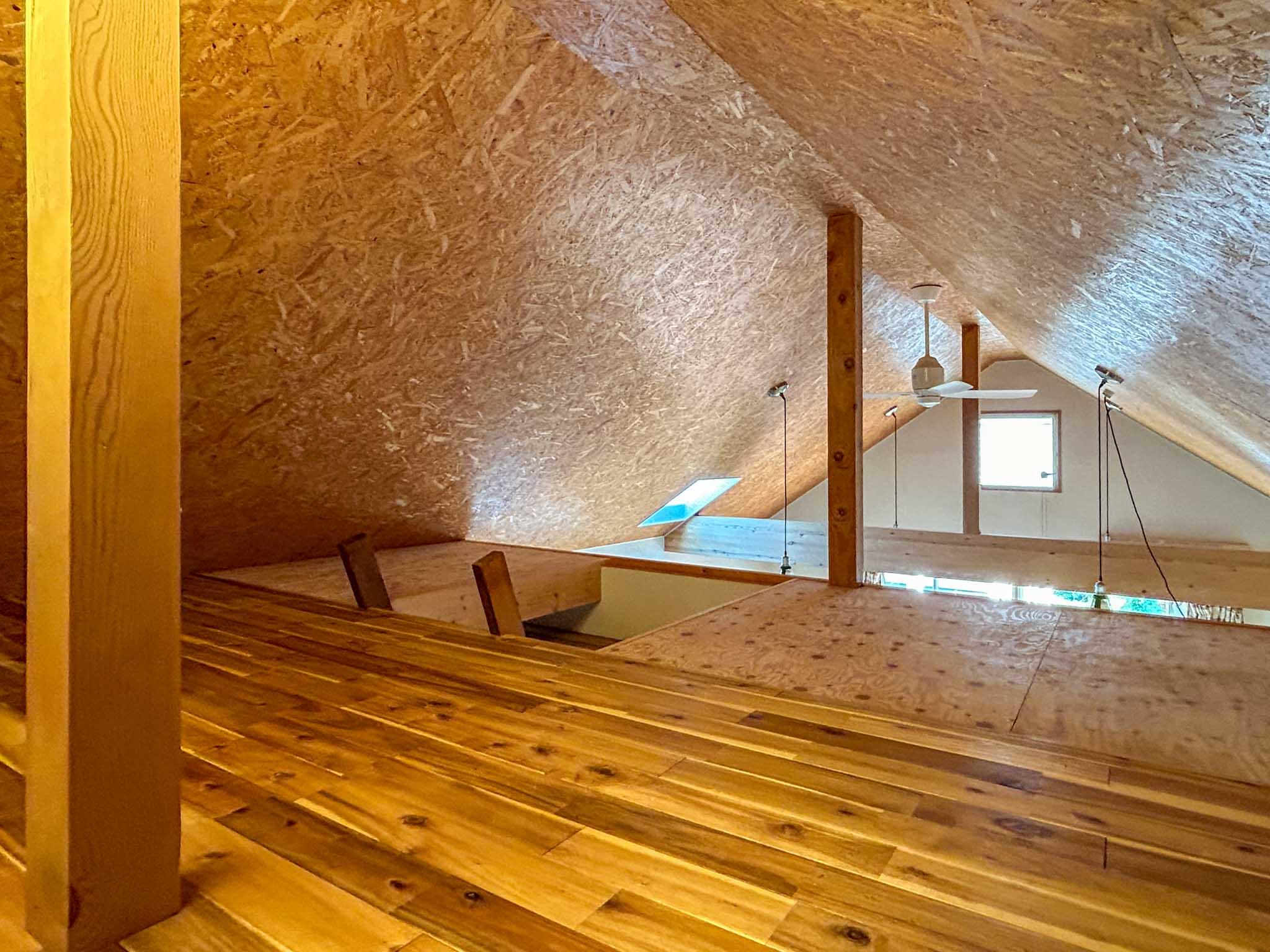 三鷹市上連雀の賃貸物件/2階：ロフト。照明やコンセントがついています