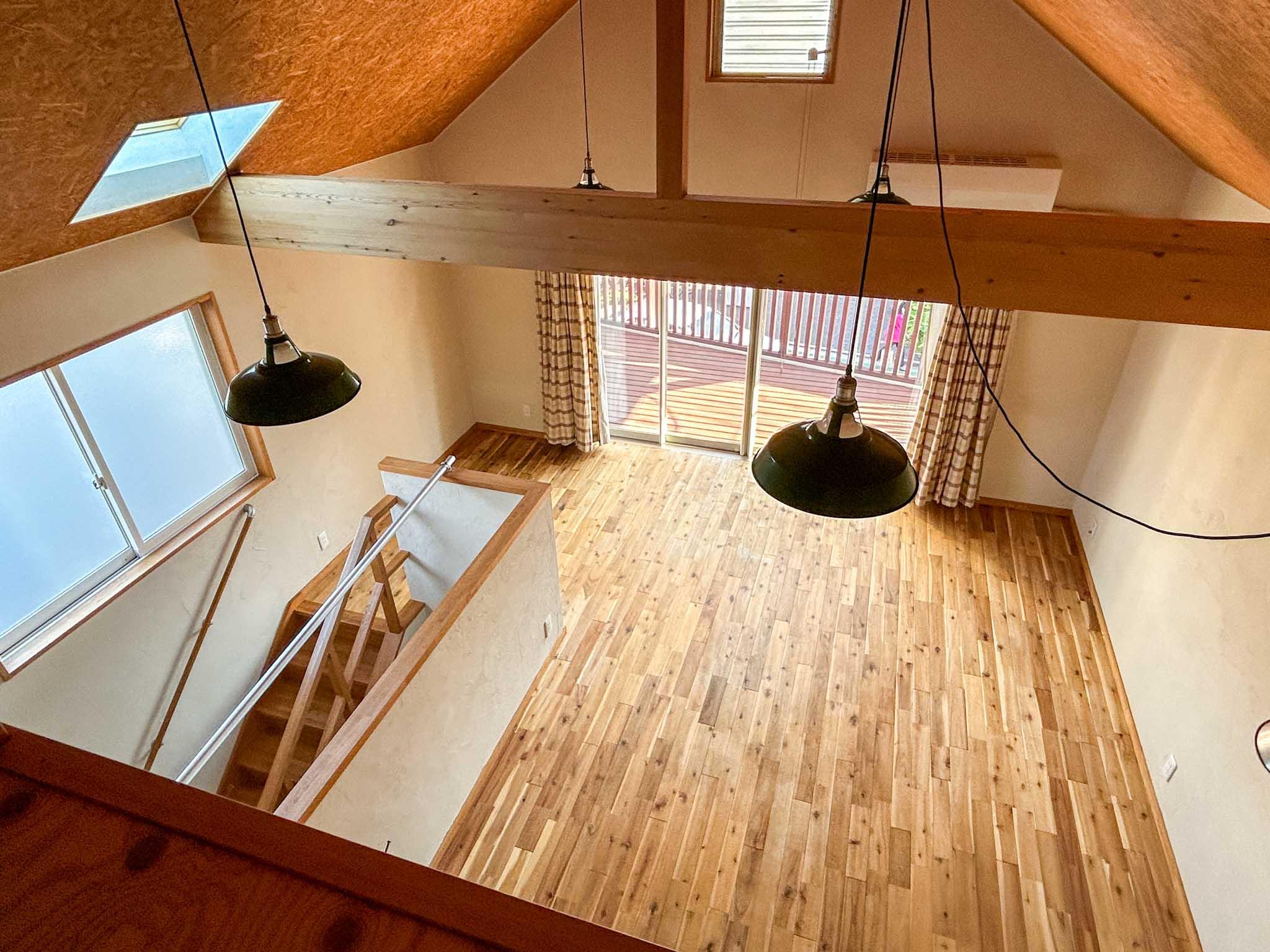 三鷹市上連雀の賃貸物件/2階：ロフトから下をみる。手すりがないので、収納として使うしかなさそうです