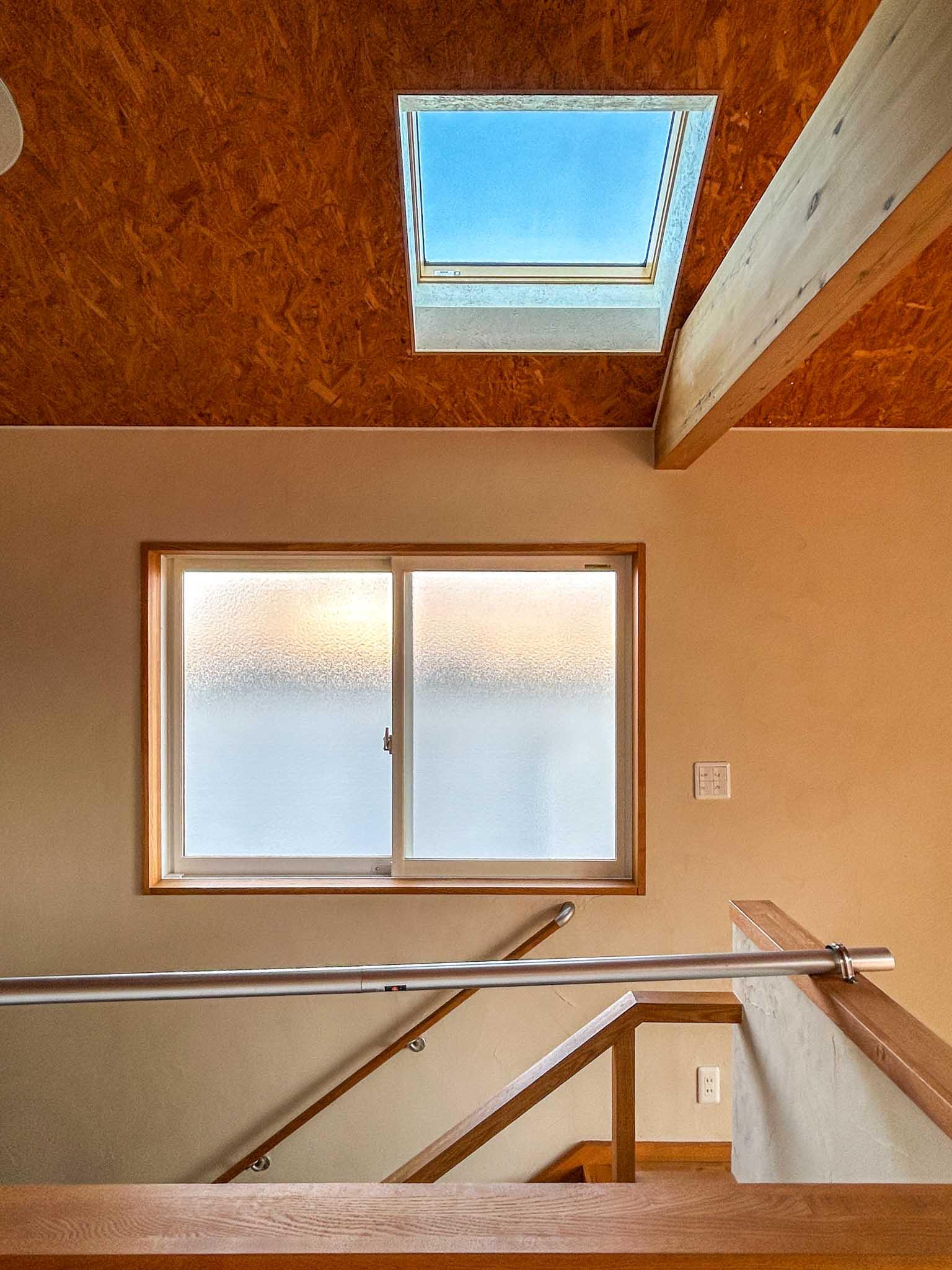 三鷹市上連雀の賃貸物件/2階：階段に光が落ちるように、天窓と腰窓がついています