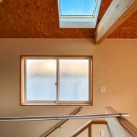 三鷹市上連雀の賃貸物件/2階：階段に光が落ちるように、天窓と腰窓がついています