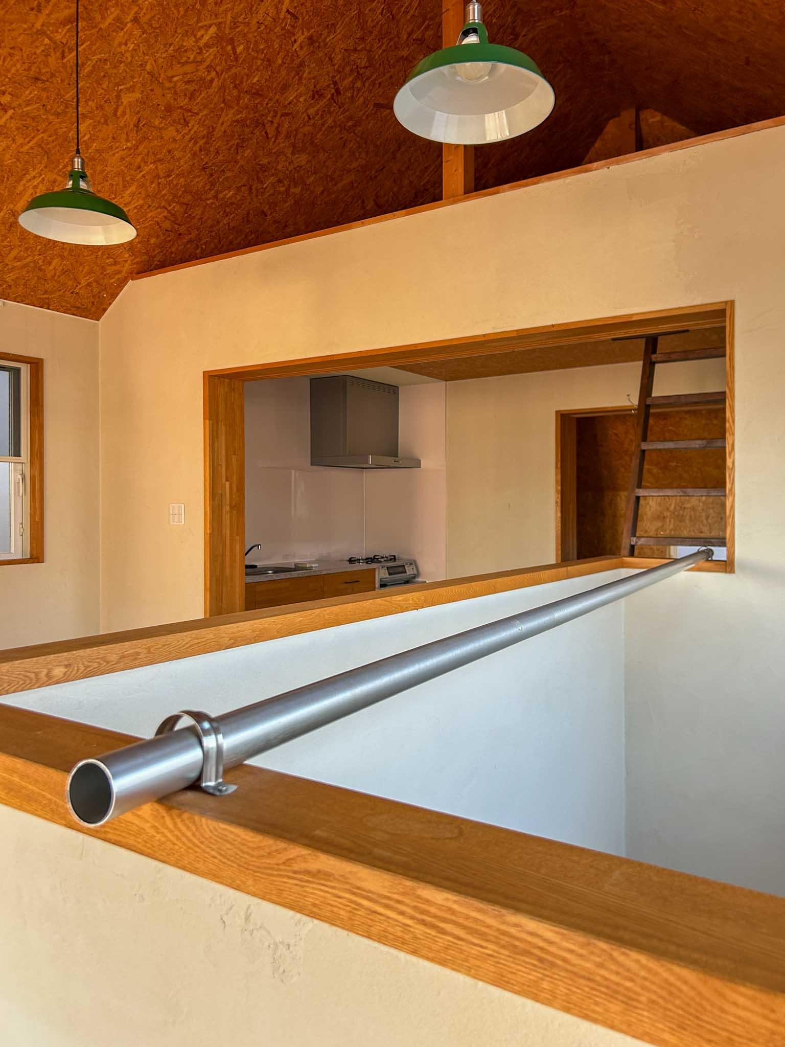 三鷹市上連雀の賃貸物件/2階：吹き抜け部に置かれた鉄パイプ。物干し用でしょうか