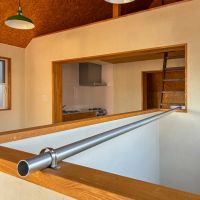 三鷹市上連雀の賃貸物件/2階：吹き抜け部に置かれた鉄パイプ。物干し用でしょうか