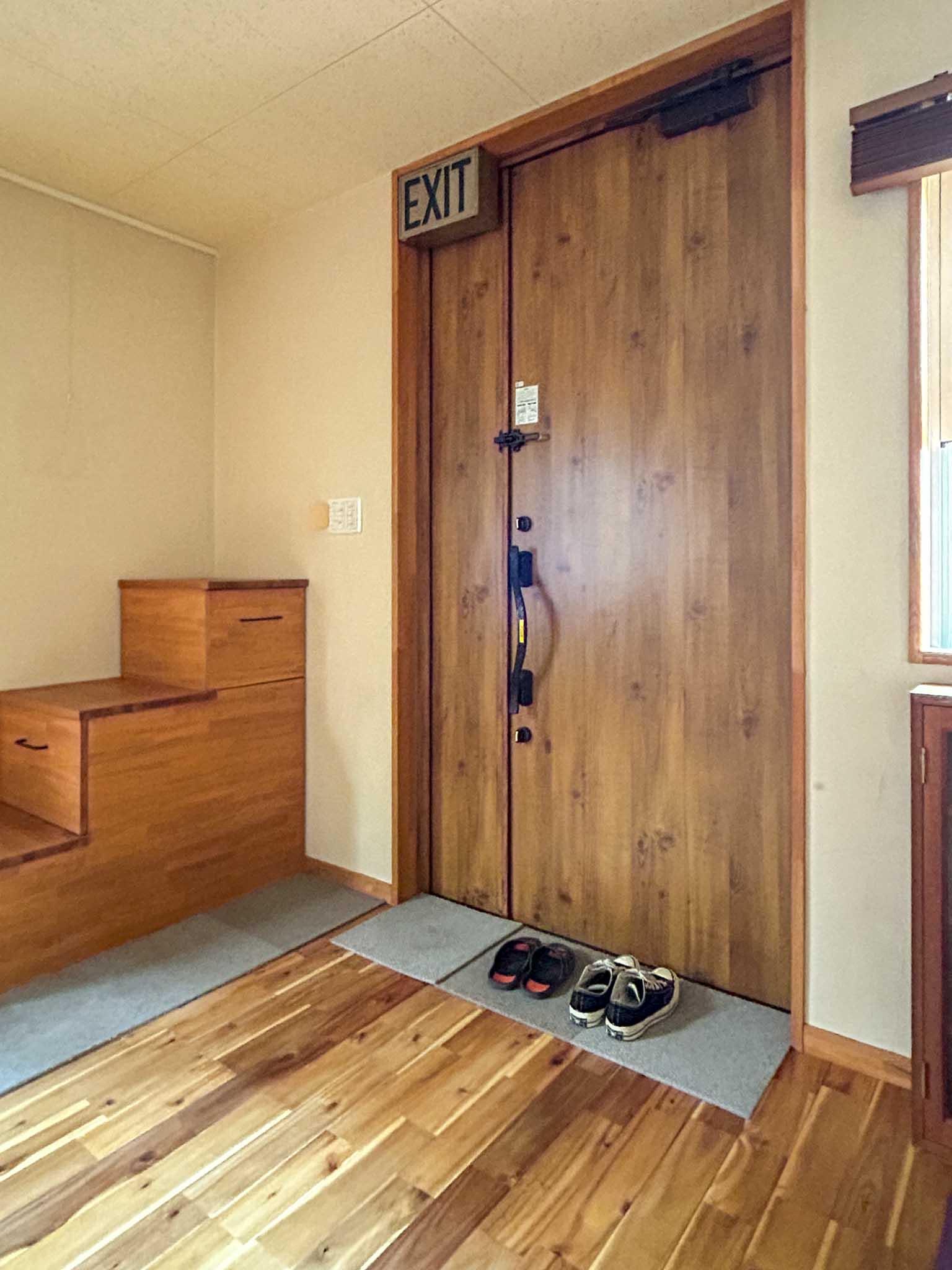 三鷹市上連雀の賃貸物件/1階：玄関は欧米スタイルで段差がありません。玄関マットを敷いて使うイメージ