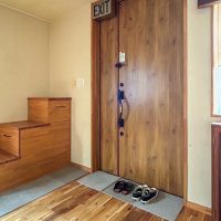 三鷹市上連雀の賃貸物件/1階：玄関は欧米スタイルで段差がありません。玄関マットを敷いて使うイメージ