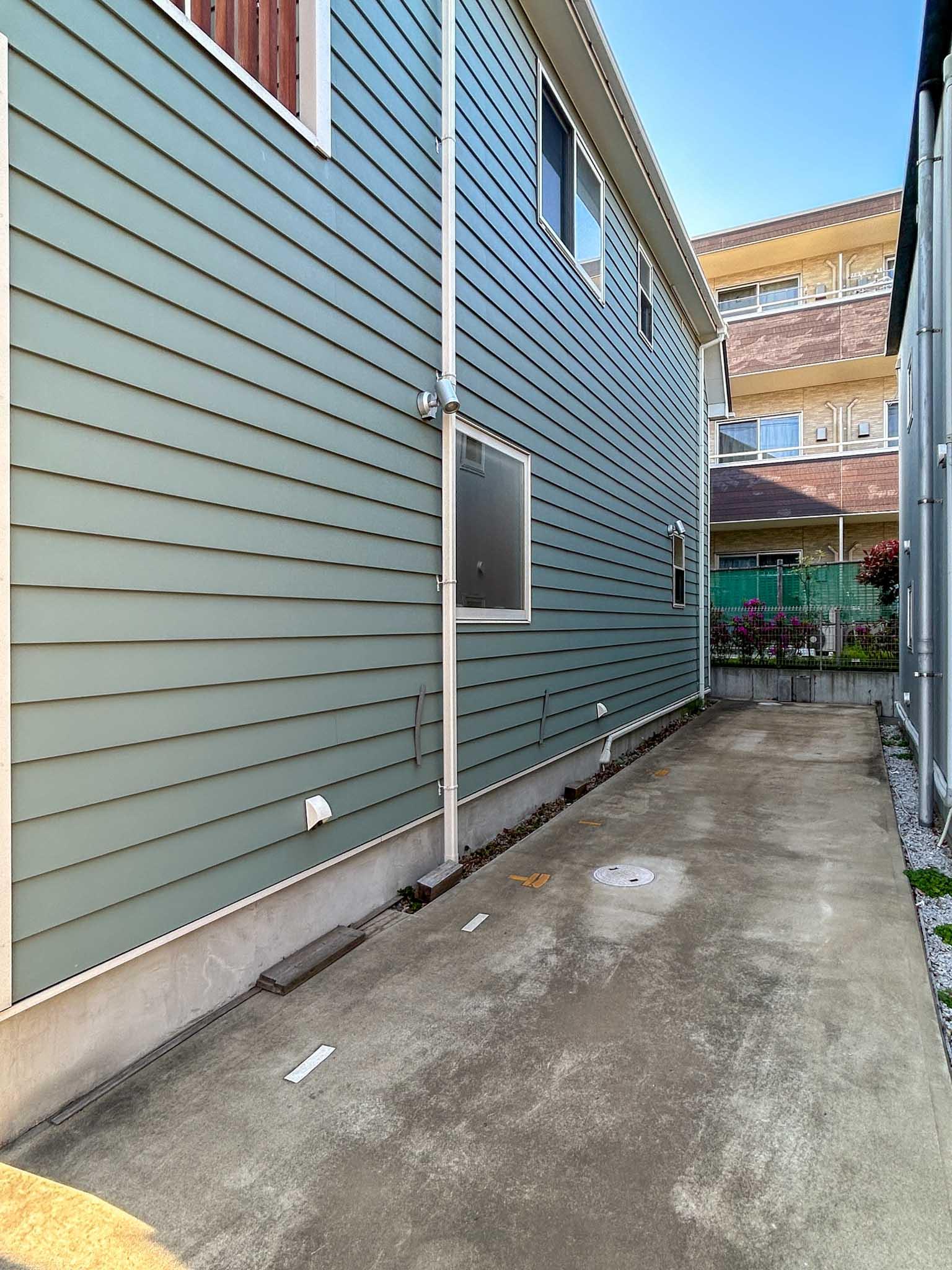 三鷹市上連雀の賃貸物件/駐車スペース。奥行きは2台分ほどありますが、幅が2mちょっとしかないため、大きい車は置けません