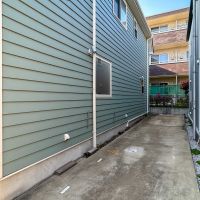 三鷹市上連雀の賃貸物件/駐車スペース。奥行きは2台分ほどありますが、幅が2mちょっとしかないため、大きい車は置けません