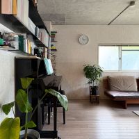 三鷹市牟礼の売買物件/ピアノ上の本棚はビスで設置されているので、このまま置いていかれます