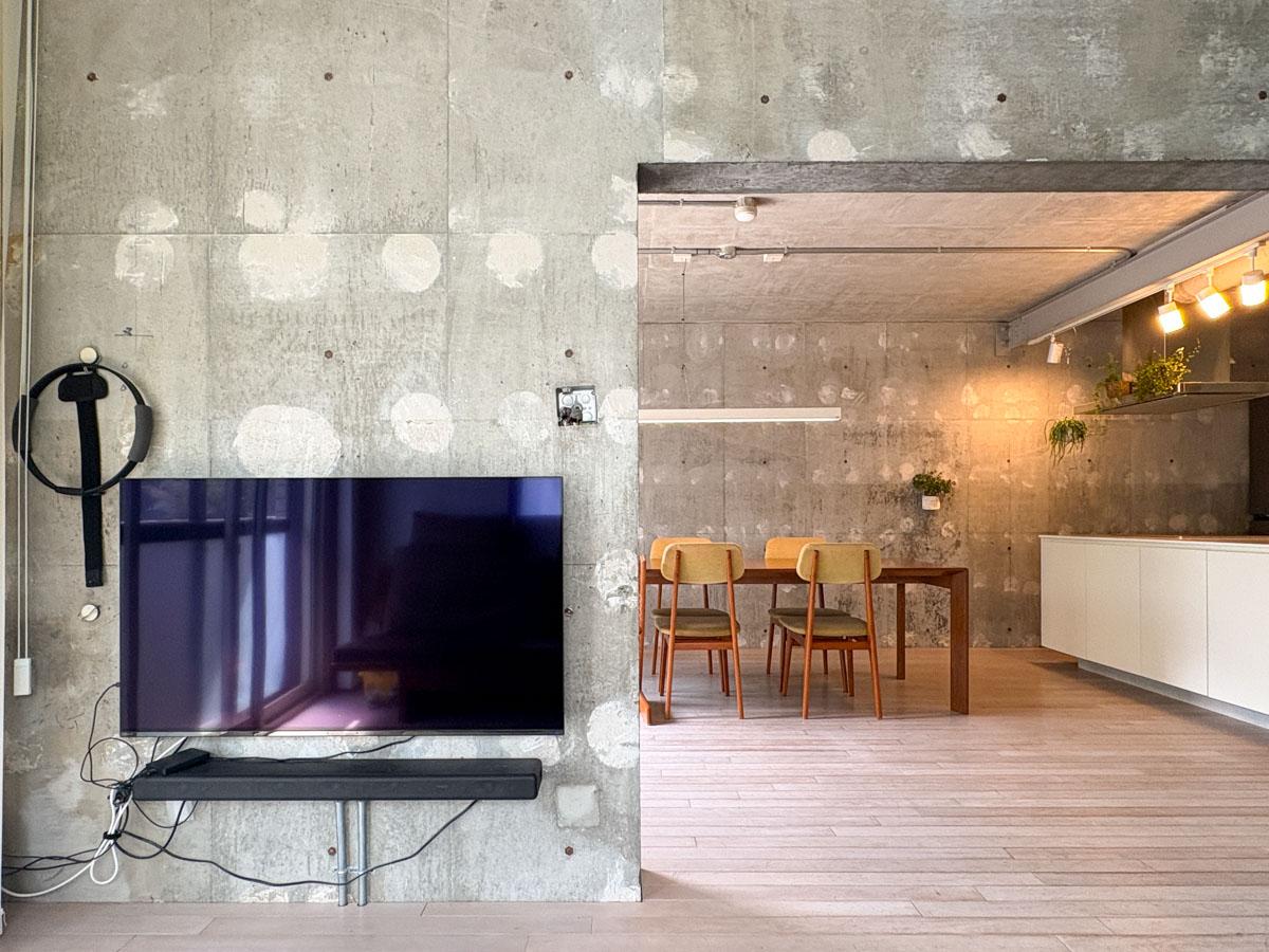 三鷹市牟礼の売買物件/このテレビの位置が秀逸　空間を乱しがちなテレビが大空間から排除されつつ、かつ日常的に困らない位置に
