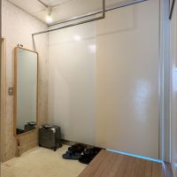 三鷹市牟礼の売買物件/玄関スペース　ハンガーバーが設置されていて、お客さんのコートをかけたり、一時的な洗濯物の避難場所にも　写真奥は小さい方の洋室