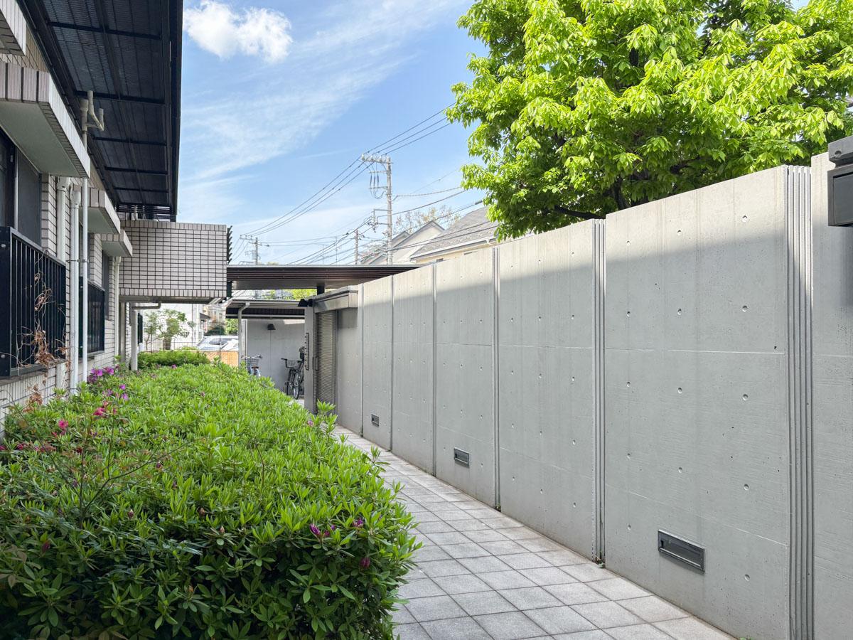 三鷹市牟礼の売買物件/オートロック内共用部分：外から中が見えないようコンバージョン時に新設されたコンクリートの壁