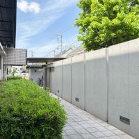 三鷹市牟礼の売買物件/オートロック内共用部分：外から中が見えないようコンバージョン時に新設されたコンクリートの壁
