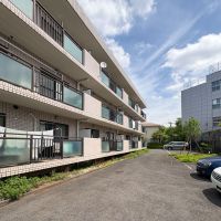 三鷹市牟礼の売買物件/オートロック内共用部分：駐車場別角度から　写真右手には学校があります。青春の音がする（現オーナーはうるさく感じたことはないそうです）