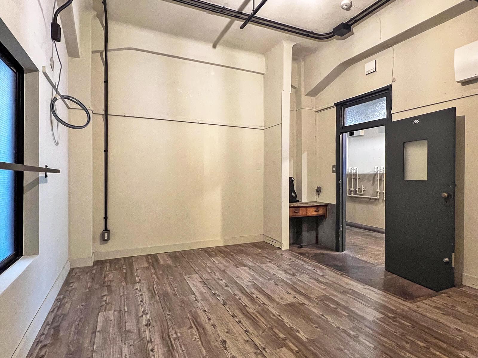 台東区蔵前の賃貸物件/使い込まれた床材や壁がつくりだす「レトロとはまさにこのこと」な空間です