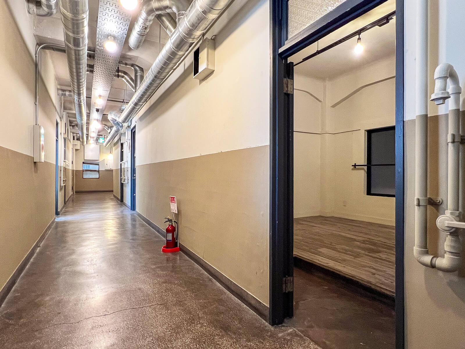 台東区蔵前の賃貸物件/区画は2階の奥。お隣は古着屋さんです