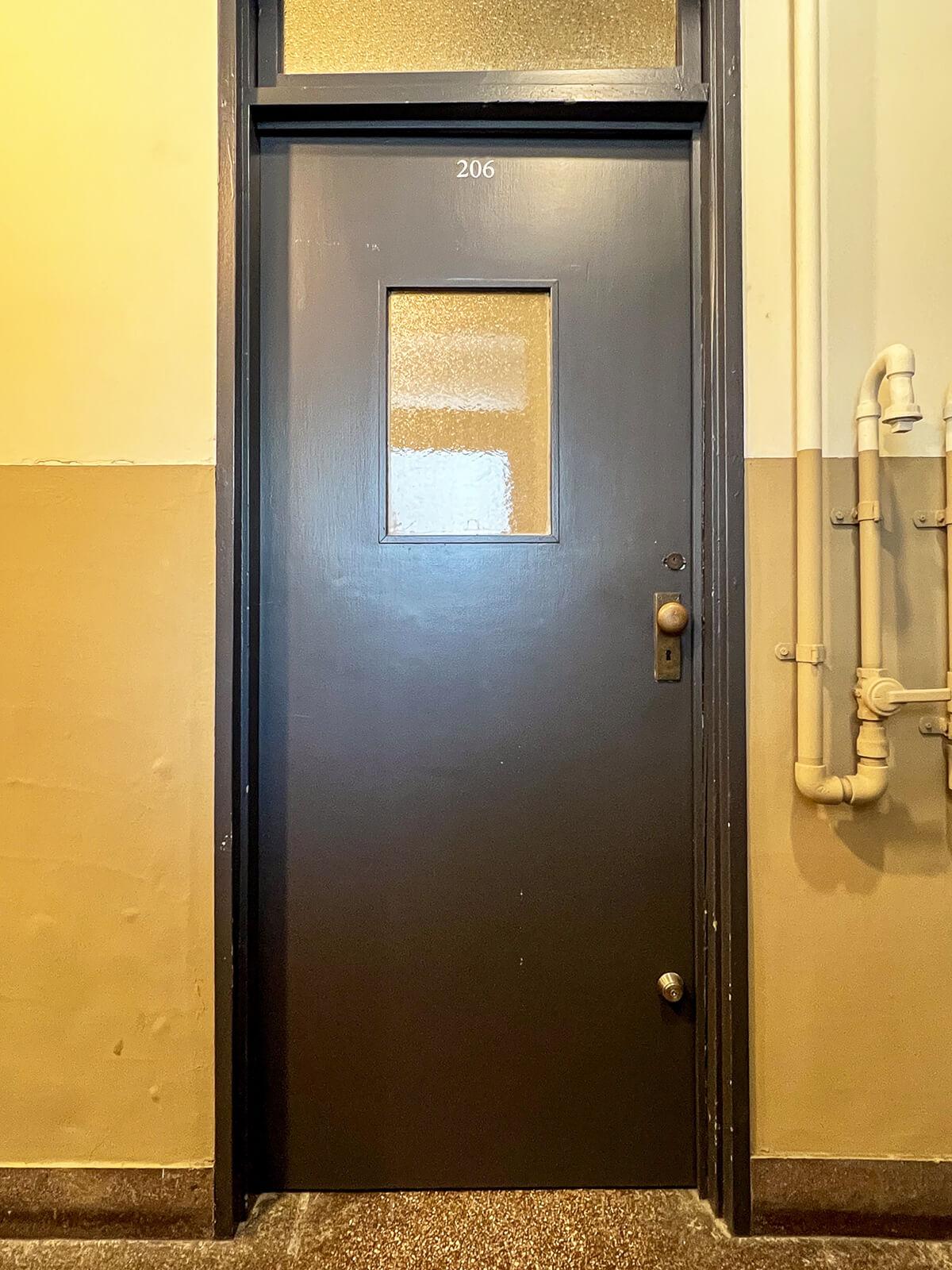 台東区蔵前の賃貸物件/募集する区画の出入り口。木製のレトロな扉がいい雰囲気です