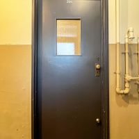 台東区蔵前の賃貸物件/募集する区画の出入り口。木製のレトロな扉がいい雰囲気です