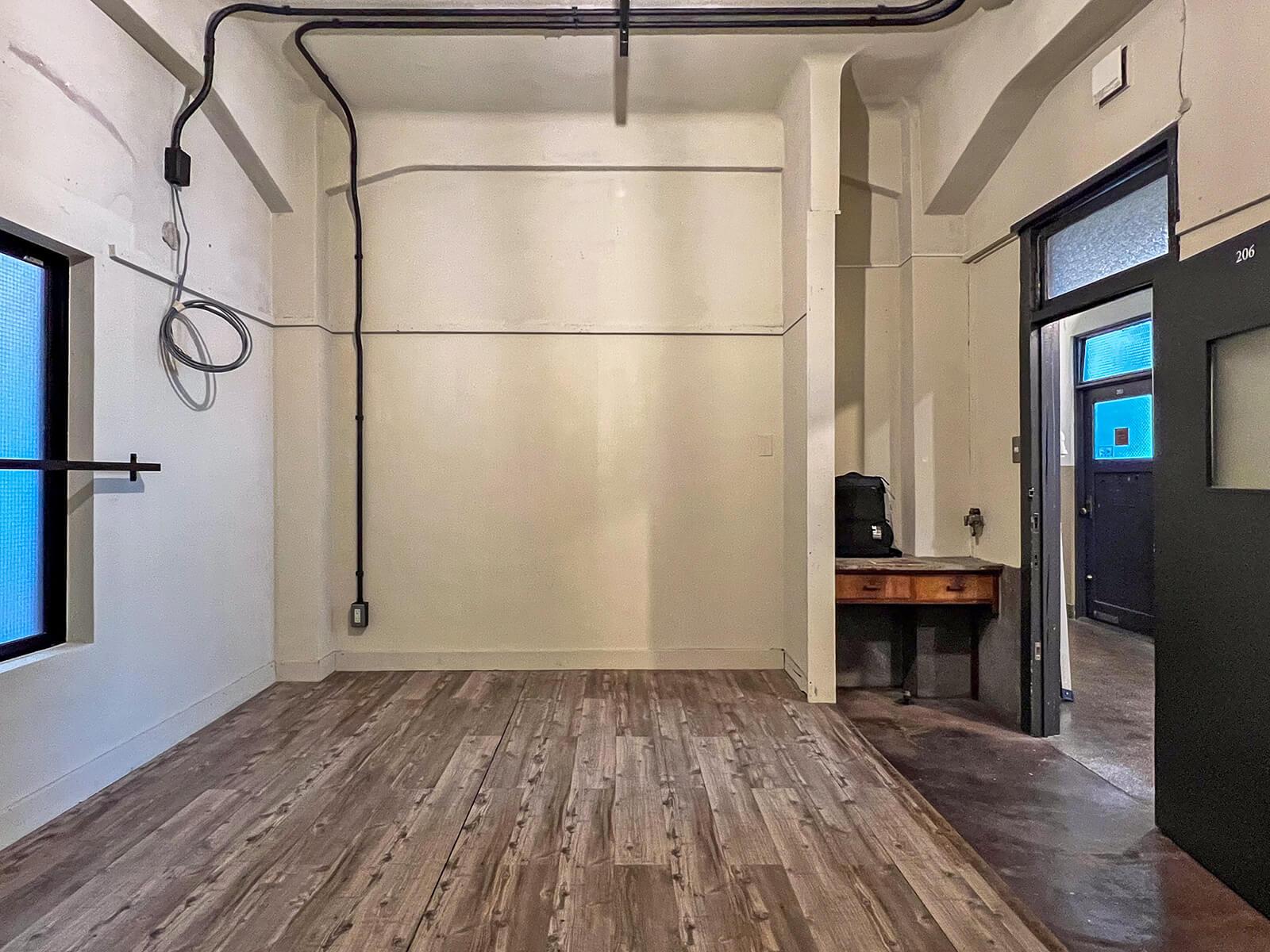 台東区蔵前の賃貸物件/壁と天井はそのまま使用することができそう。床は写真に写っているシートを撤去してお引渡しするので、仕上げ等が必要です