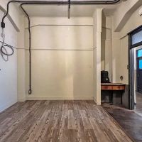 台東区蔵前の賃貸物件/壁と天井はそのまま使用することができそう。床は写真に写っているシートを撤去してお引渡しするので、仕上げ等が必要です