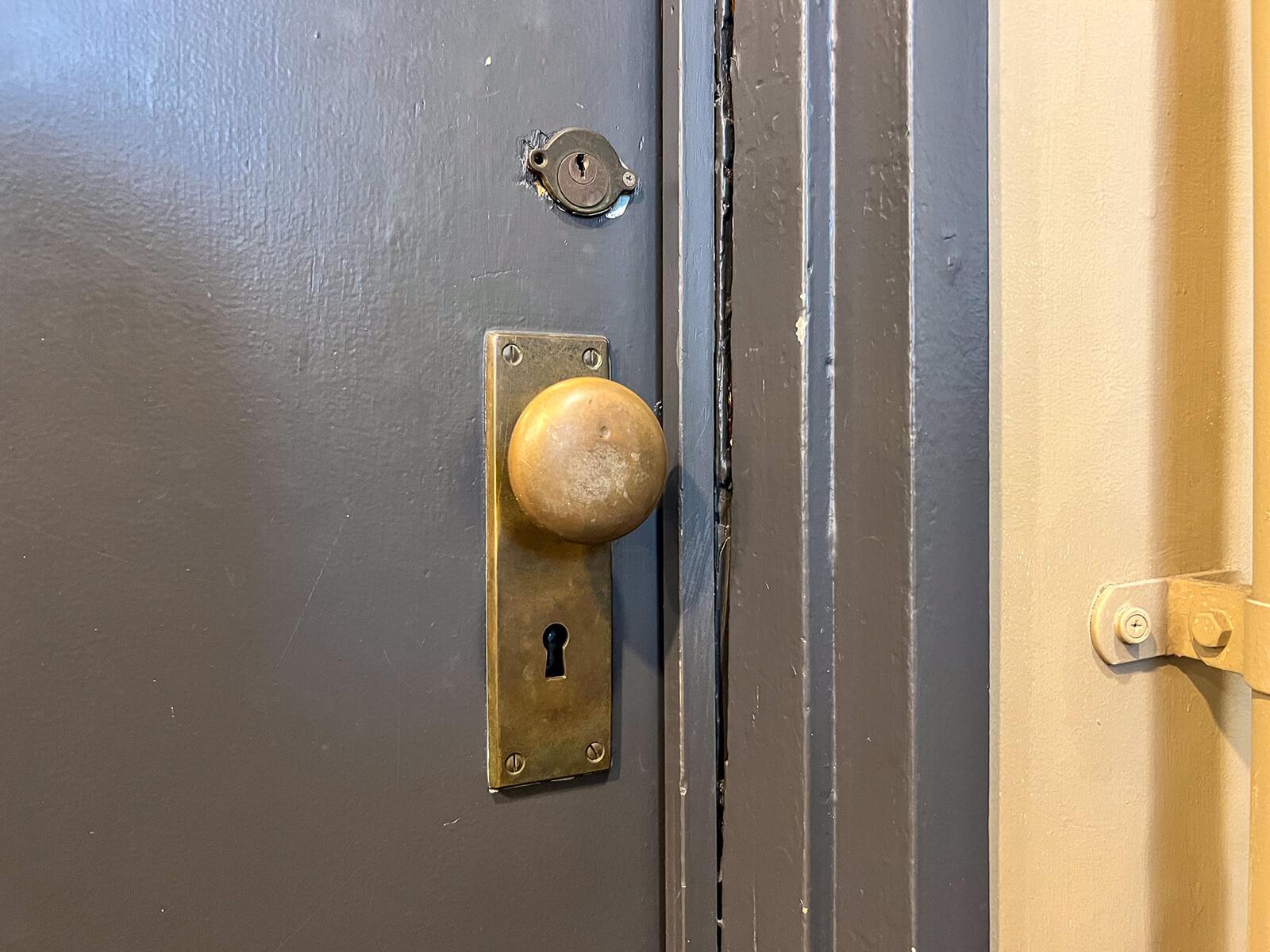 台東区蔵前の賃貸物件/ドアノブは真鍮。使い込まれてます。鍵は使えないので別に用意しました