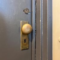 台東区蔵前の賃貸物件/ドアノブは真鍮。使い込まれてます。鍵は使えないので別に用意しました