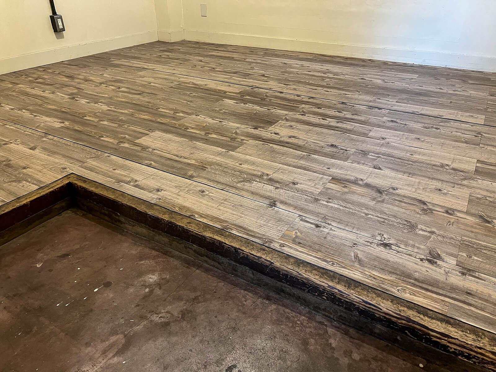 台東区蔵前の賃貸物件/現状の床はこんな感じ。原状回復工事でシートを撤去した状態でお引渡しとなります