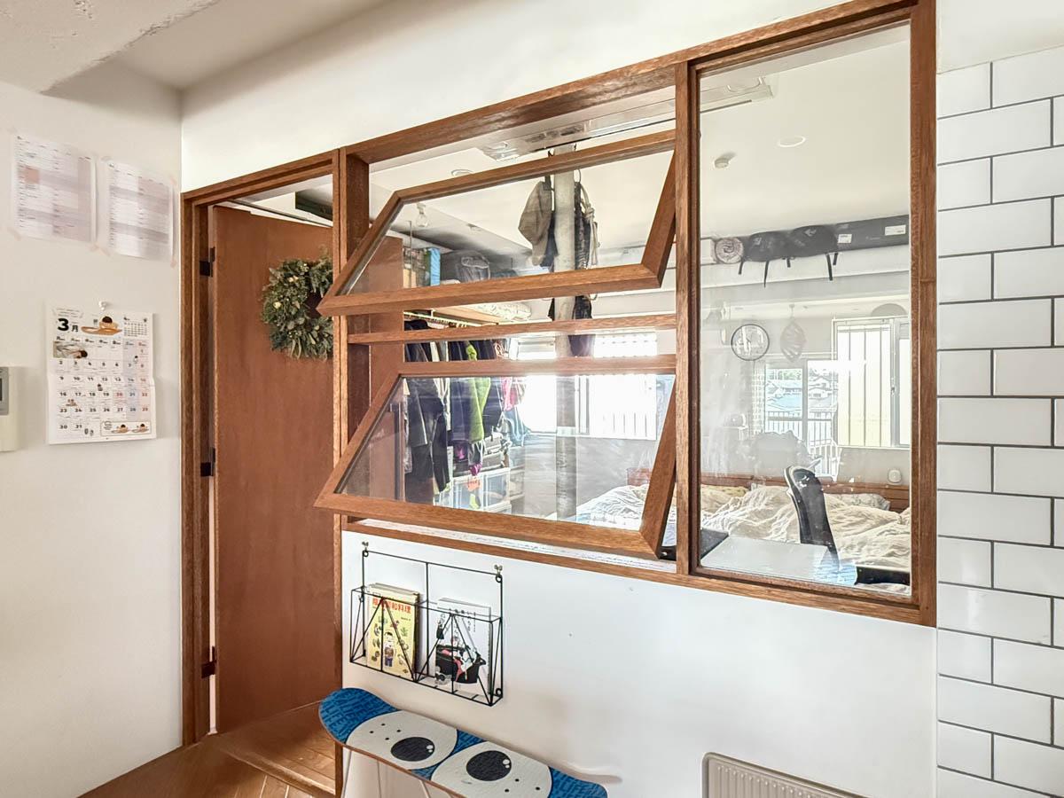 横浜市港北区富士塚の売買物件/造作の木製室内窓や建具が目を引く寝室との間仕切り。風が抜けて心地よい