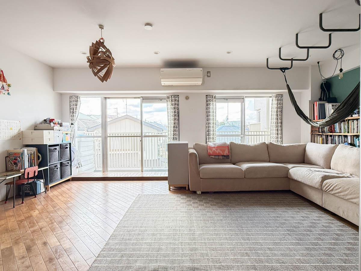 横浜市港北区富士塚の売買物件/ワイドにとられた窓を見る。明るく景色も抜けていて気持ち良い。広い空間で友達がたくさん遊びに来たそう