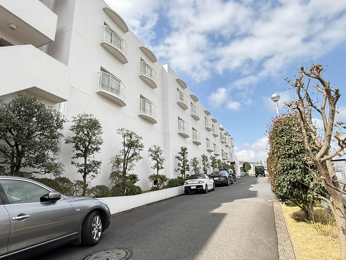 横浜市港北区富士塚の売買物件/庇や手摺にデザインの拘りを感じます。白い壁に映える植栽も素敵です