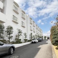 横浜市港北区富士塚の売買物件/庇や手摺にデザインの拘りを感じます。白い壁に映える植栽も素敵です