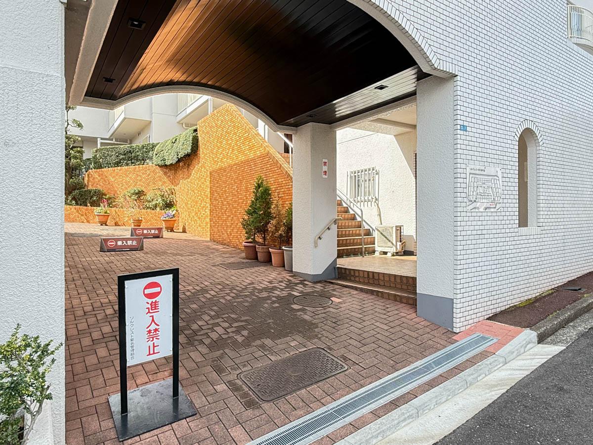 横浜市港北区富士塚の売買物件/トンネルのようなエントランス