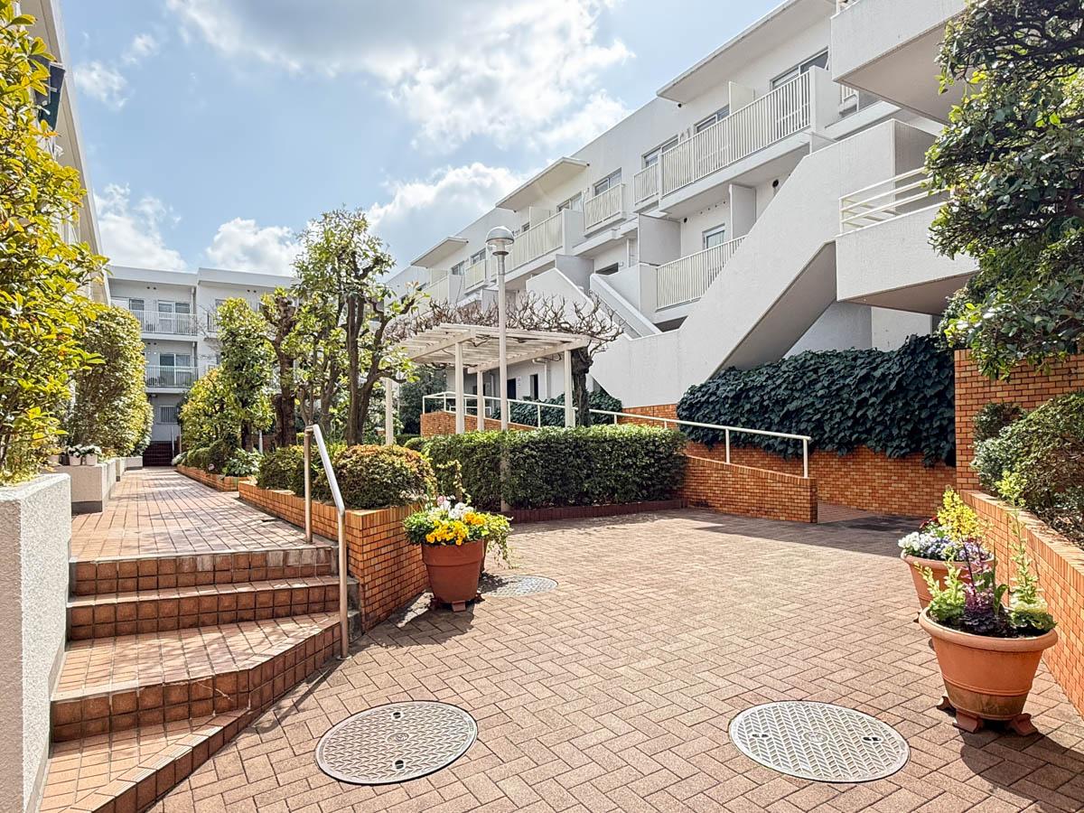 横浜市港北区富士塚の売買物件/豊かな敷地に低層で建てられたマンション。タイルが敷かれた中庭もいい雰囲気。新耐震の建物です