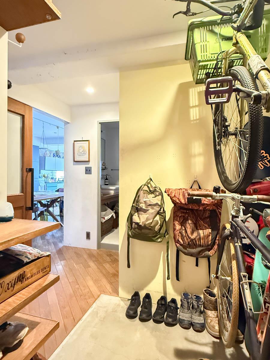 横浜市港北区富士塚の売買物件/玄関からホール、ダイニングを見る。広い玄関でものがたくさん置ける設計