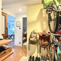 横浜市港北区富士塚の売買物件/玄関からホール、ダイニングを見る。広い玄関でものがたくさん置ける設計