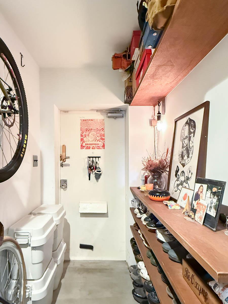 横浜市港北区富士塚の売買物件/玄関ドアを見る。木製のシューズ棚や高い位置に設置された棚が使いやすそう