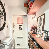 横浜市港北区富士塚の売買物件/玄関ドアを見る。木製のシューズ棚や高い位置に設置された棚が使いやすそう