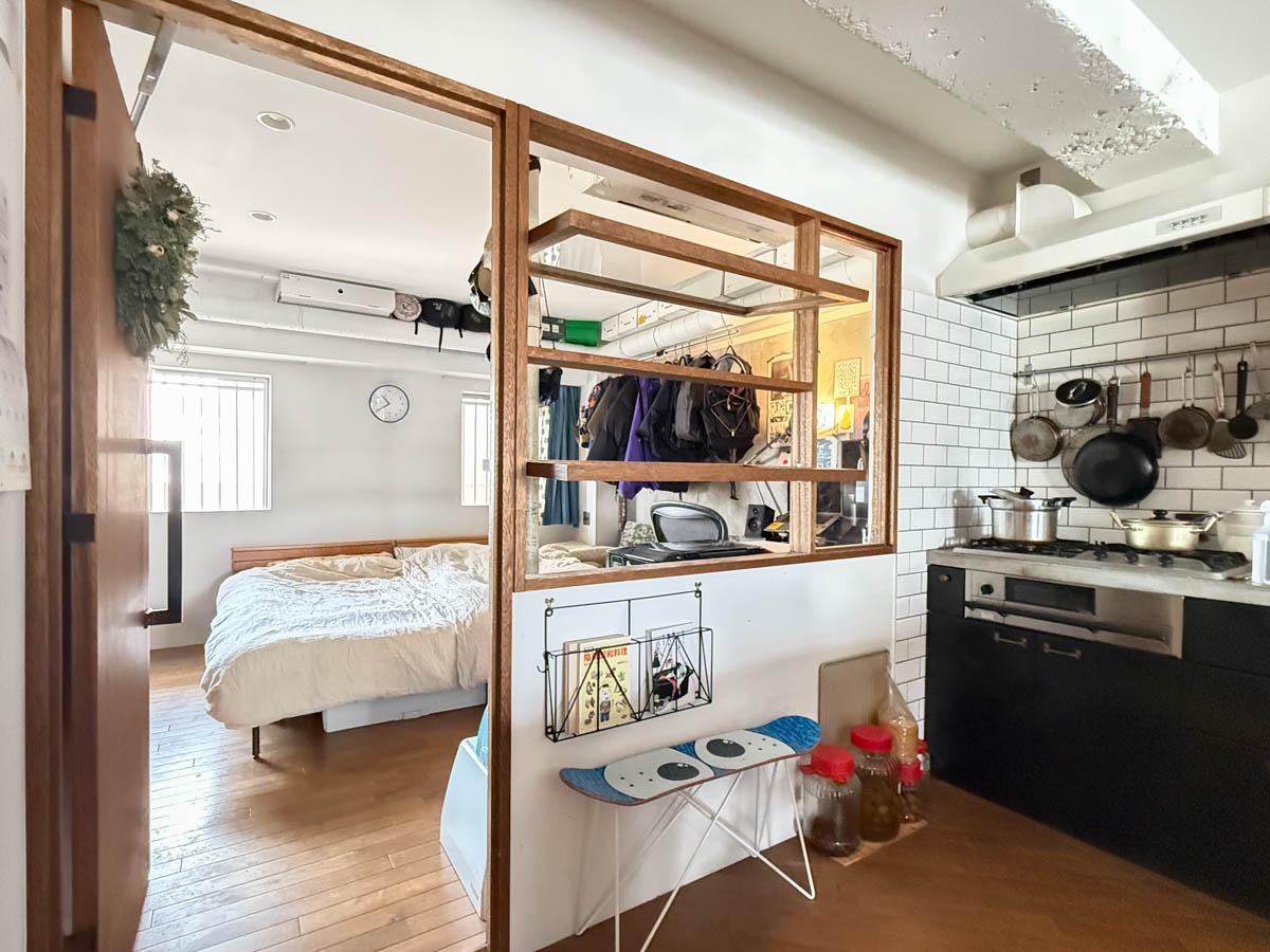 横浜市港北区富士塚の売買物件/ガラスの内窓でゆるやかにつながる設計。視線が抜け、空間に広がりが生まれています