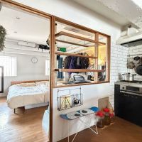 横浜市港北区富士塚の売買物件/ガラスの内窓でゆるやかにつながる設計。視線が抜け、空間に広がりが生まれています