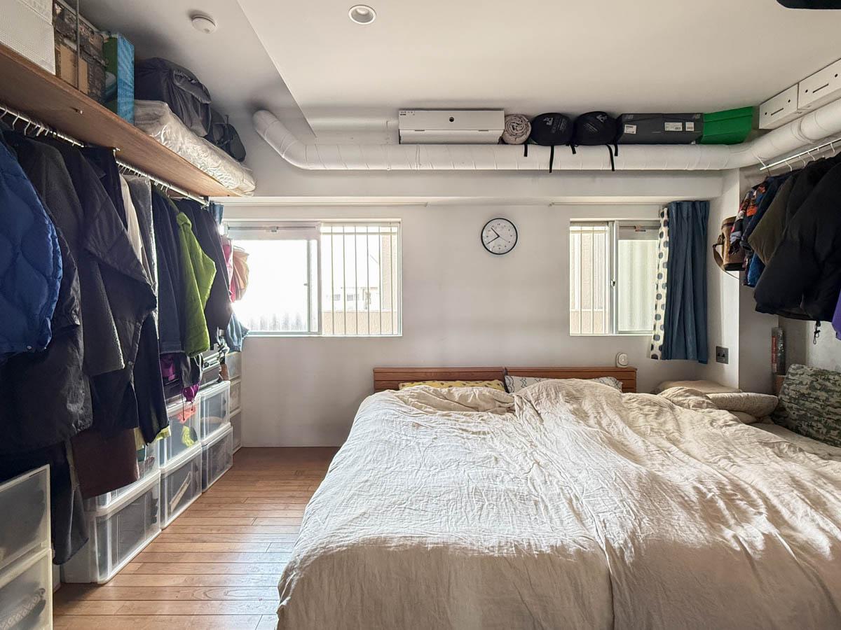 横浜市港北区富士塚の売買物件/広めにとられた寝室。窓も2面