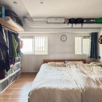 横浜市港北区富士塚の売買物件/広めにとられた寝室。窓も2面