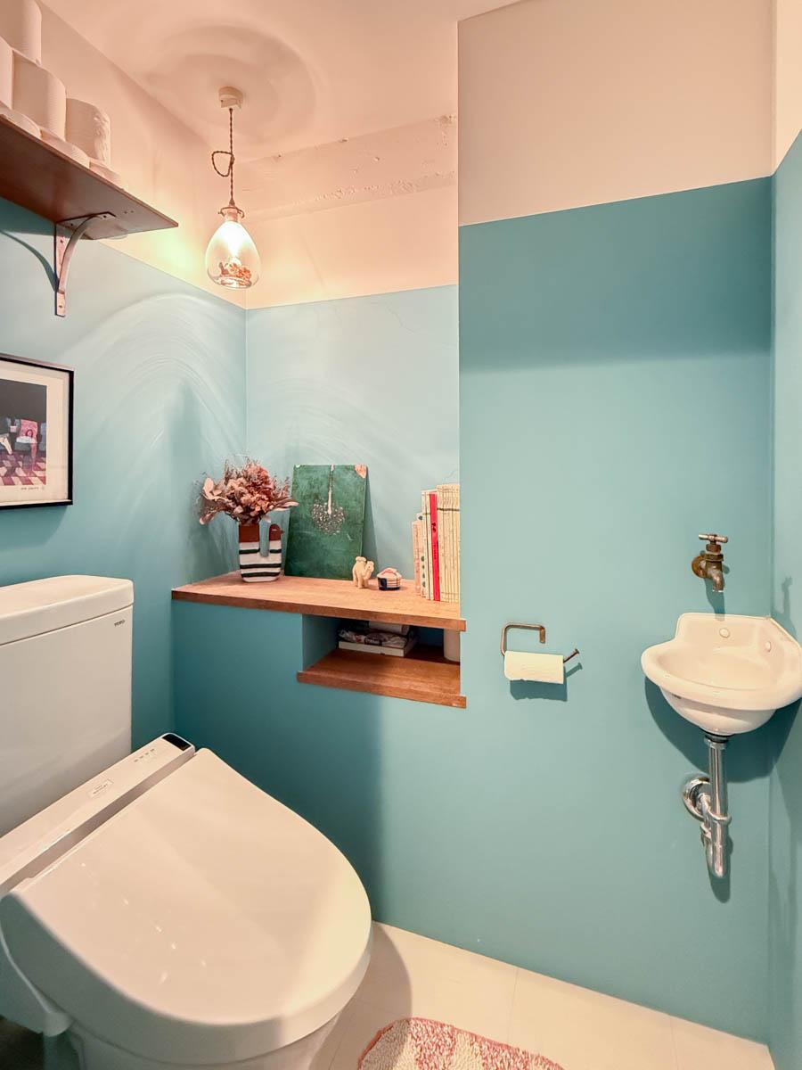 横浜市港北区富士塚の売買物件/塗り分けられた壁や木製の棚スペースがあって広く感じるトイレ。手洗いのシンクがかわいい