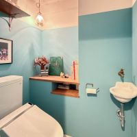 横浜市港北区富士塚の売買物件/塗り分けられた壁や木製の棚スペースがあって広く感じるトイレ。手洗いのシンクがかわいい