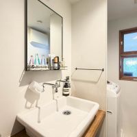 横浜市港北区富士塚の売買物件/実験用シンクにアイアンのミラーがラボ的な雰囲気の洗面