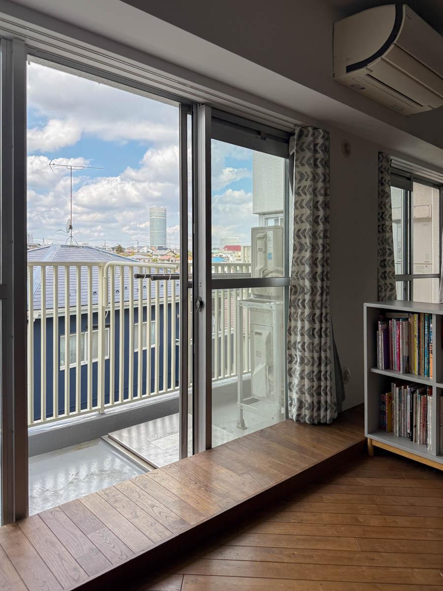 横浜市港北区富士塚の売買物件/縁側のように段差が設けられた掃き出し窓